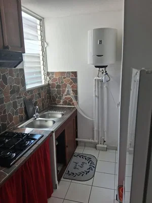 Keuken; tegelvloer, boiler