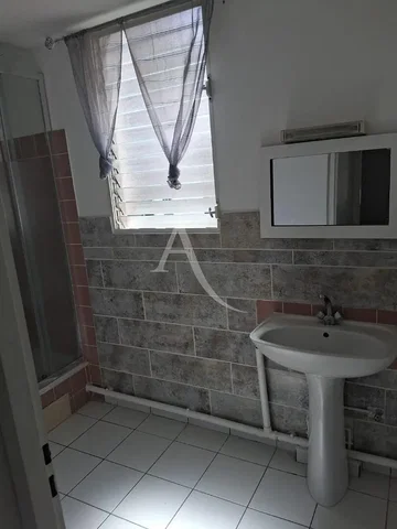 Toilettes; carrelage, nécessite rénovation, lumière naturelle