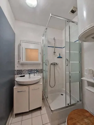 Banyo; fayans zemin, doğal ışık