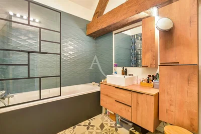 Salle de bain; carrelage, poutres en bois, rénové, lumière naturelle