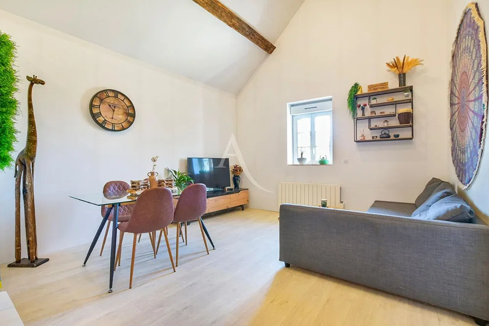 Salon; parquet, lumière naturelle, style moderne