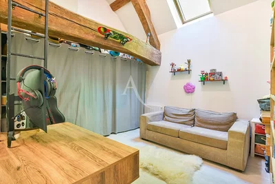 Chambre d'enfant; poutres en bois, lumière naturelle