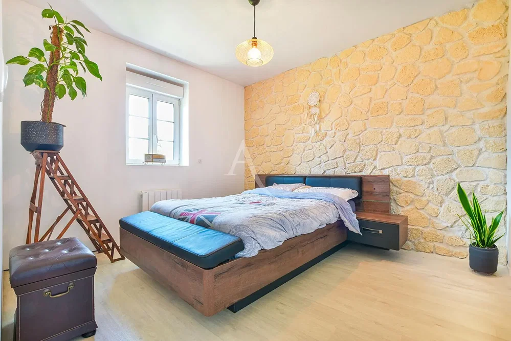 Chambre; lumière naturelle, parquet