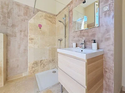 Baño; suelo de baldosas, renovado, luz natural