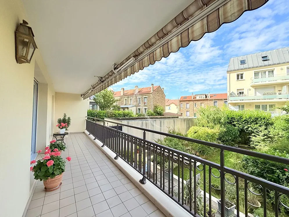 Balkon; fayans zemin, manzara, doğal ışık