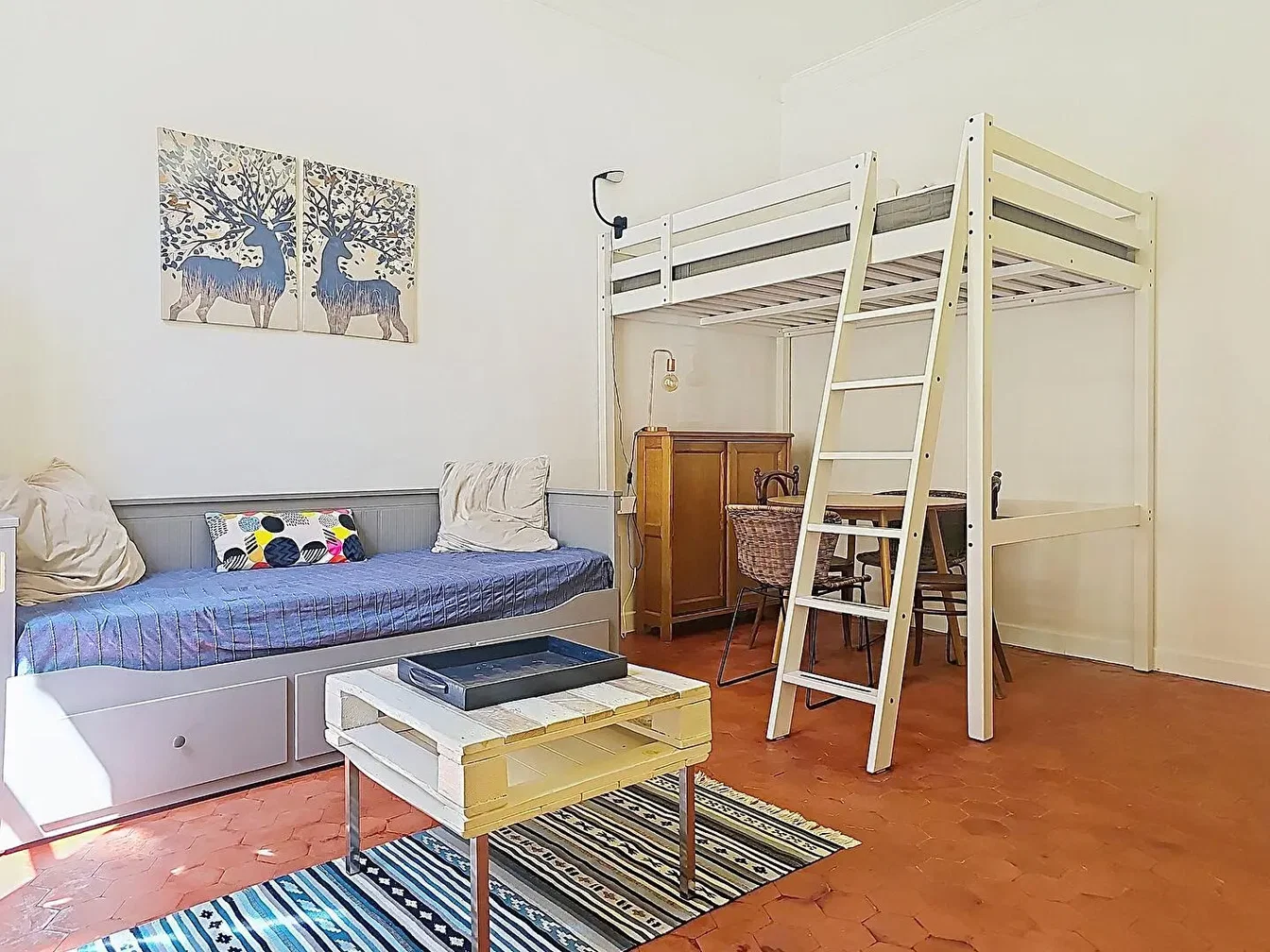 Habitación infantil; suelo de madera, luz natural