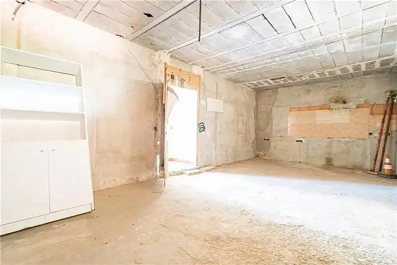 Other; needs renovation, natural light