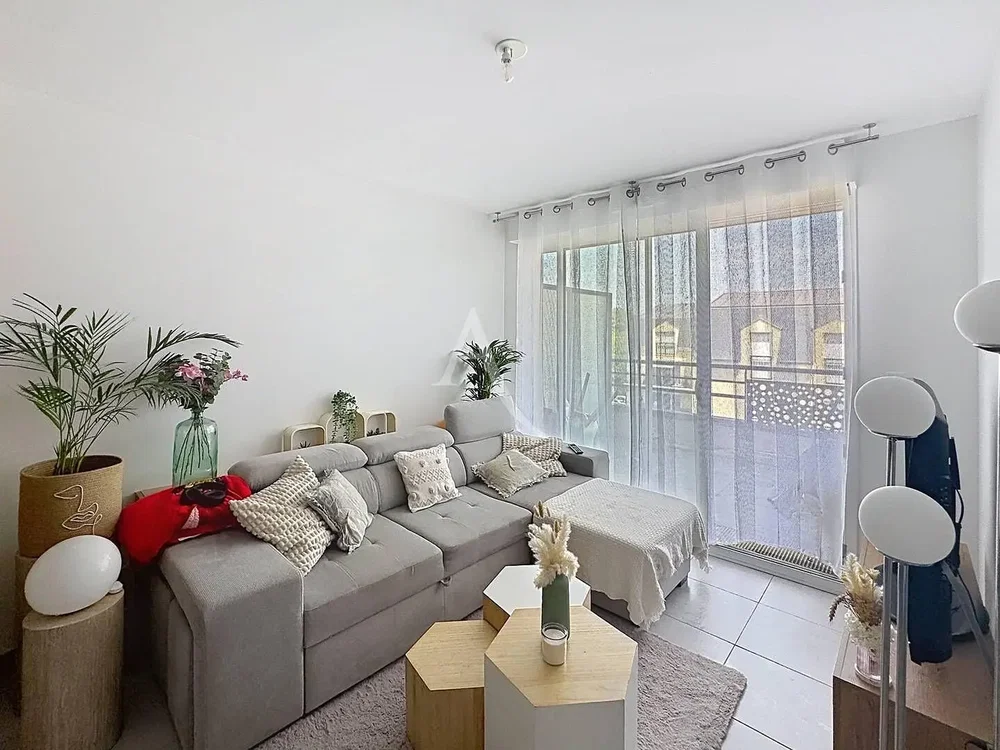 Oturma odası; doğal ışık, modern stil