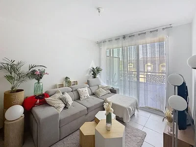Oturma odası; doğal ışık, modern stil