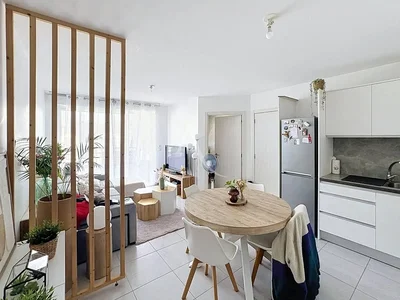 Oturma odası; fayans zemin, doğal ışık, modern stil