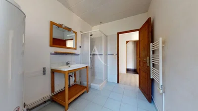 Banyo; fayans zemin, doğal ışık