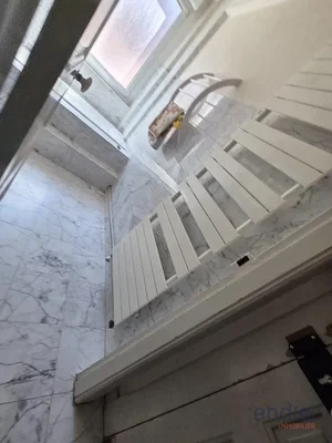 Banyo; fayans zemin, doğal ışık