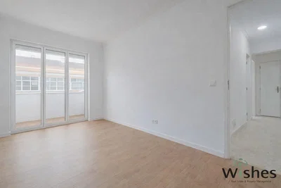 Obývací pokoj; dřevěná podlaha, přirozené světlo