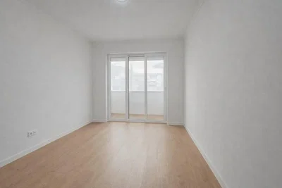 Ložnice; dřevěná podlaha, přirozené světlo