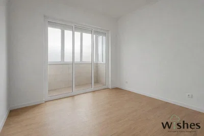 Ložnice; dřevěná podlaha, přirozené světlo