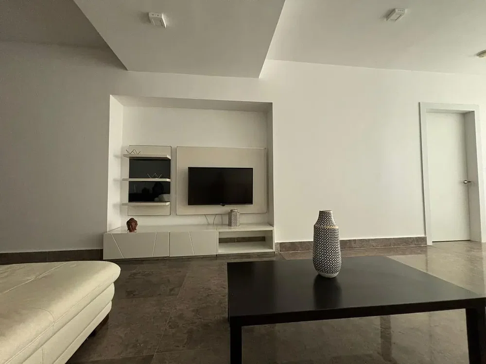 Salon; lumière naturelle, carrelage
