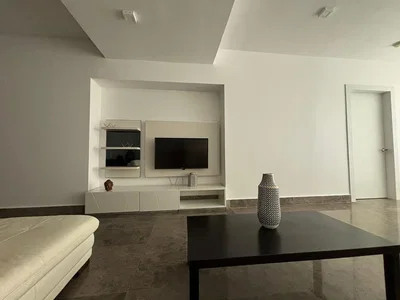 Salon; lumière naturelle, carrelage