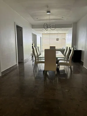 Salon; carrelage, lumière naturelle