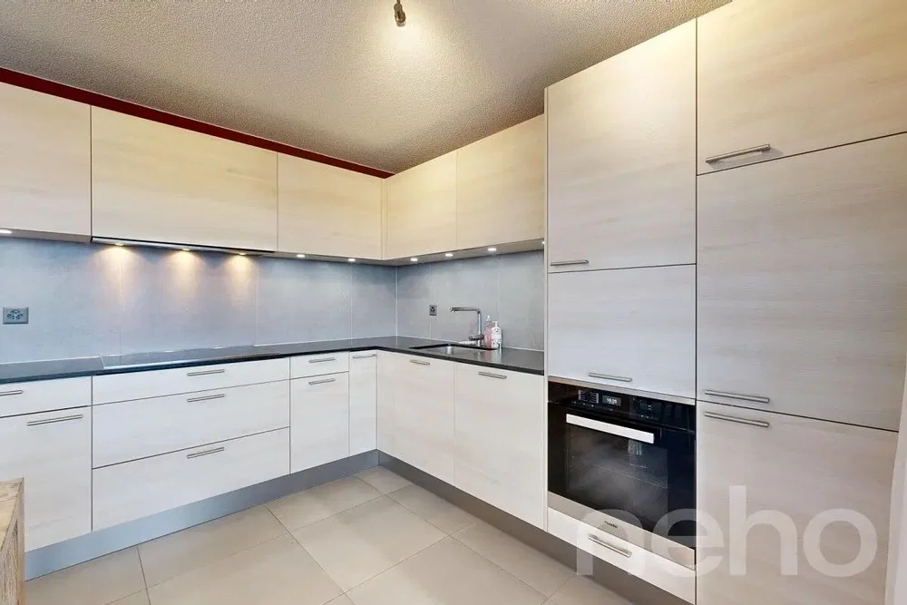 Cuisine; électroménager, carrelage, lumière naturelle