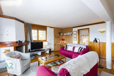 Wohnzimmer; kamin, holzboden, tageslicht