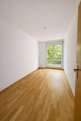 Camera da letto; pavimento in legno, luce naturale
