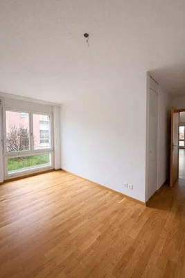 Soggiorno; pavimento in legno, luce naturale, vista