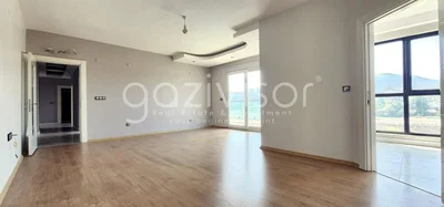 Sala de estar; chão de madeira, luz natural, vista