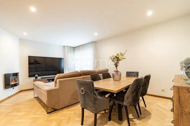 Living room; natural light, wood floor, fireplace, modern style