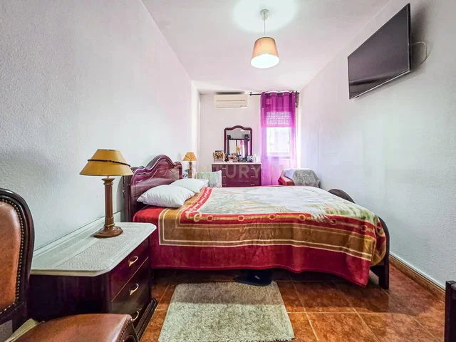 Quarto; chão de azulejo, luz natural