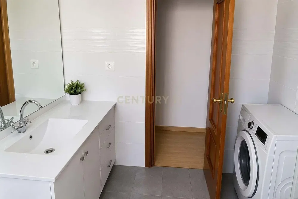 Banyo; fayans zemin, tadilatlı, doğal ışık