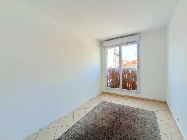 Schlafzimmer; fliesenboden, tageslicht