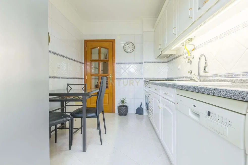 مطبخ; أجهزة المطبخ, أرضية من البلاط, ضوء طبيعي
