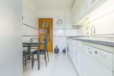 مطبخ; أجهزة المطبخ, أرضية من البلاط, ضوء طبيعي