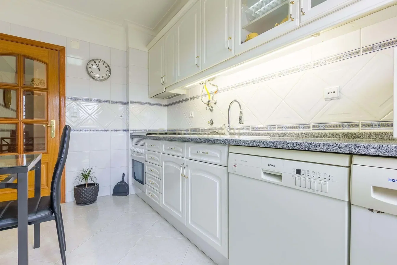 مطبخ; أجهزة المطبخ, أرضية من البلاط, ضوء طبيعي
