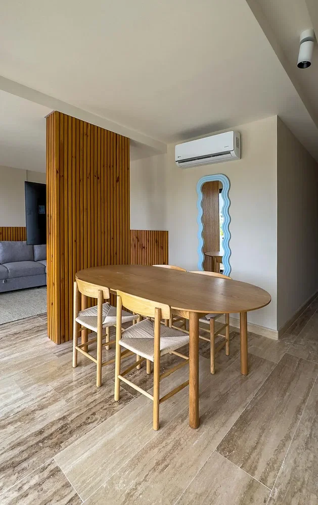 Obývací pokoj; dřevěná podlaha, dlažba, dřevěné trámy, moderní styl, přirozené světlo