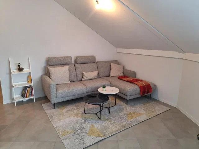 Obývací pokoj; dlažba, přirozené světlo
