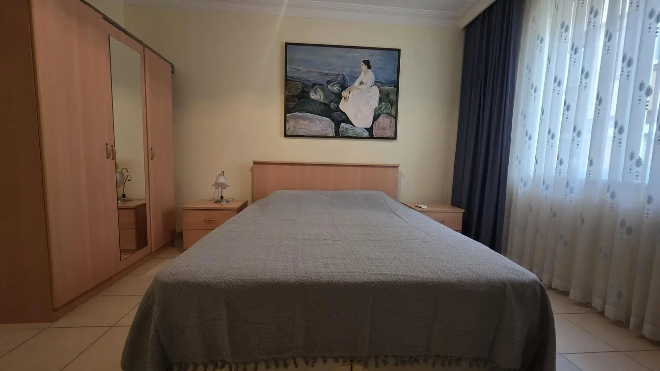 Quarto; luz natural, chão de azulejo