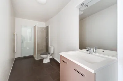Banyo; fayans zemin, doğal ışık