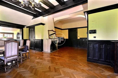 Salon; podłoga drewniana, wysokie sufity, światło dzienne