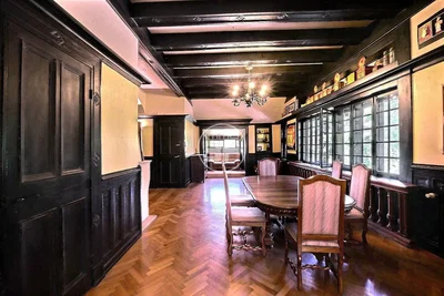 Salon; belki drewniane, podłoga drewniana, światło dzienne