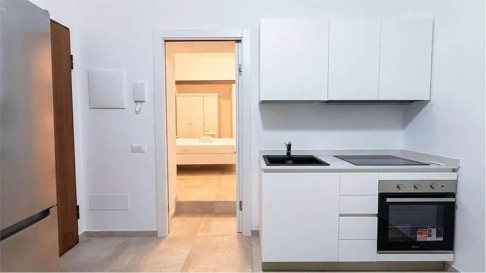مطبخ; أجهزة المطبخ, أرضية من البلاط, ضوء طبيعي