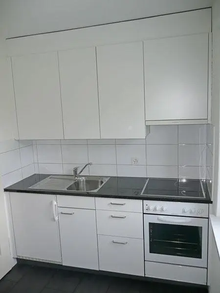 Cuisine; électroménager, carrelage, lumière naturelle