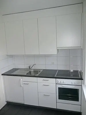 Cuisine; électroménager, carrelage, lumière naturelle