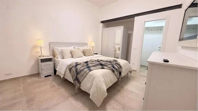 Slaapkamer; natuurlijk licht, tegelvloer
