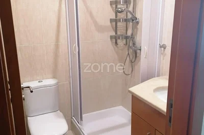 Toilette; fliesenboden, renoviert, tageslicht