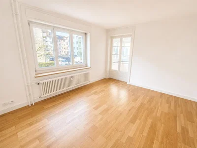 Sala de estar; chão de madeira, luz natural, vista
