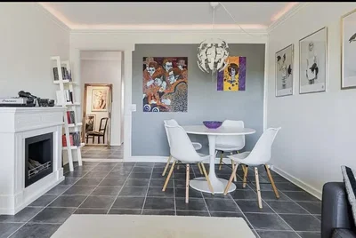 Salon; carrelage, cheminée, lumière naturelle, style moderne