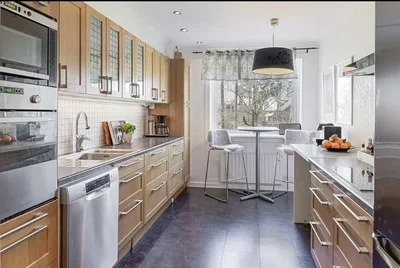 Cuisine; électroménager, carrelage, lumière naturelle