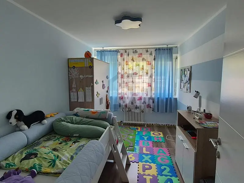 Chambre d'enfant; lumière naturelle, parquet