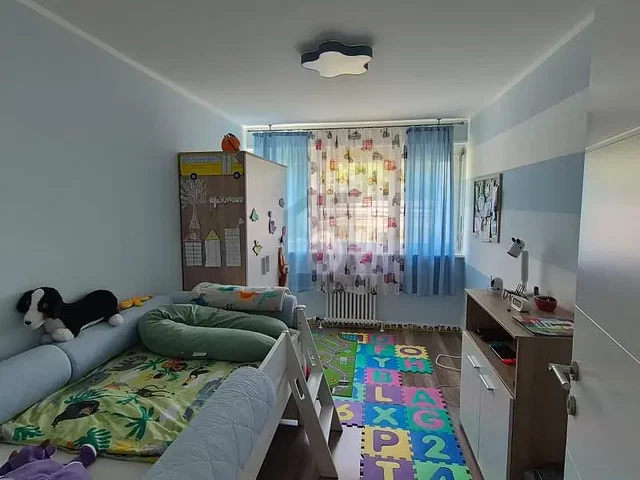 Quarto de criança; luz natural, chão de madeira